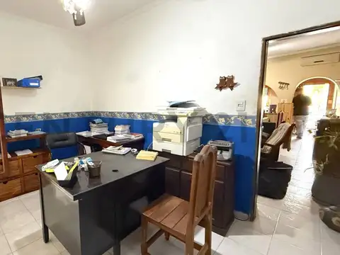 Casa con cochera y patio, dos departamentos y local en esquina céntrica. VENADO TUERTO.