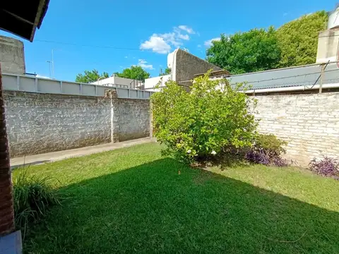 VENTA PH 3 AMB CON GRAN JARDIN Y GALERIA .CASTELAR