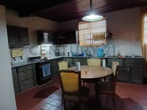 5 entre 41 y 42. Venta de Casa cuatro dormitorios y terreno