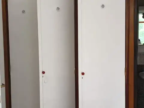 2 AMBIENTES AL FRENTE CON VISTA ABIERTA A LA PLAZA, EXCELENTE ESTADO