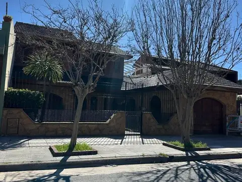Casa 5 ambientes en zona comercial Villa Lugano