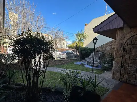 Casa 5 ambientes en zona comercial Villa Lugano