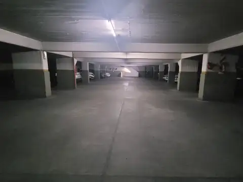 Cochera. Edificio con seguridad, portón automático