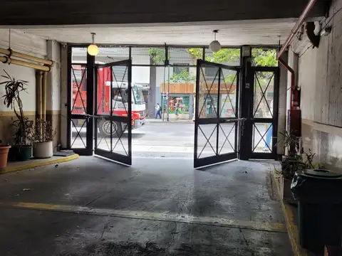Cochera. Edificio con seguridad, portón automático