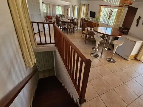 Casa 6 ambientes con 2 baños