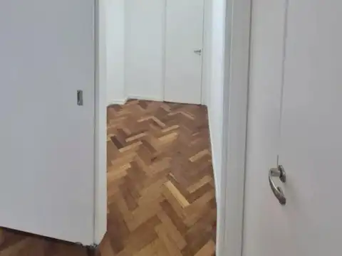 Viamonte al 700 y Esmeralda. 330 m2 totales, 320 m2 cubiertos. Hecha a Nuevo. Super luminosa. Recepción. 5 amplios despachos con aire acondicionado. 3 baños. Ideal Instituto - Salas de Baile – Pilates