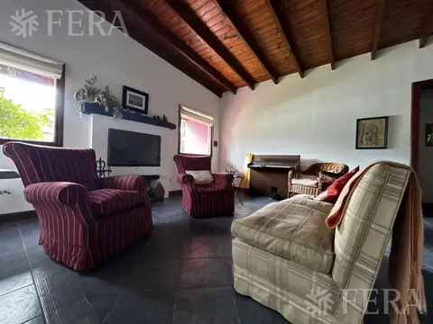 Casa 4 ambientes con 2 baños