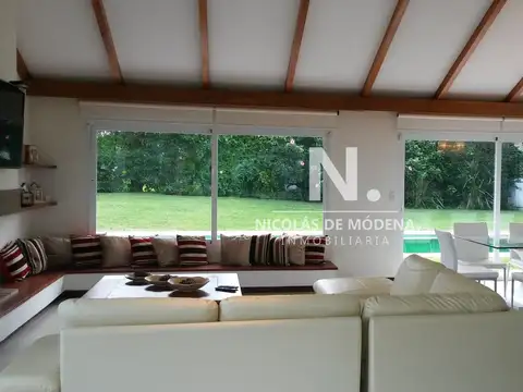 Casa 5 ambientes con 4 baños