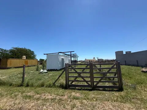 VENTA DE CASA CONTAINER A TERMINAR BARRIO SEMICERRADO TOMA VEHICULO