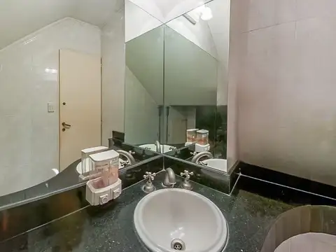 Casa 8 ambientes con 7 baños