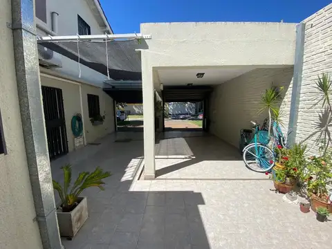 VENTA IMPORTANTE CHALET 5 AMBIENTES, BANFIELD R