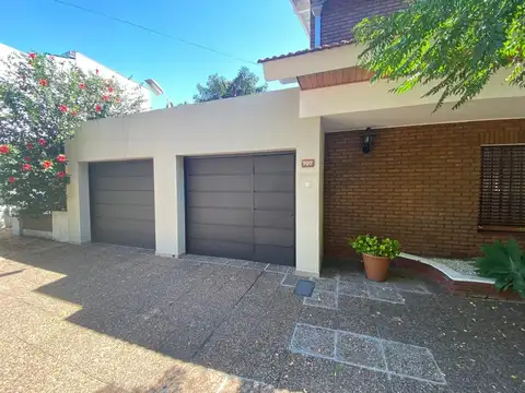 Casa en Venta con 2 cocheras