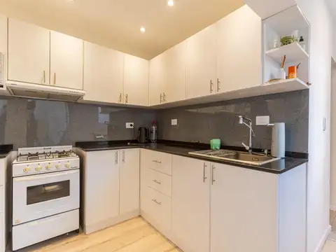 EN VENTA- CASA DE PASILLO TRIPLEX CON PATIO Y TERRAZA EXCLUSIVA - LOURDES