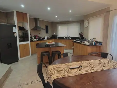 Casa en Alquiler con 2 cocheras