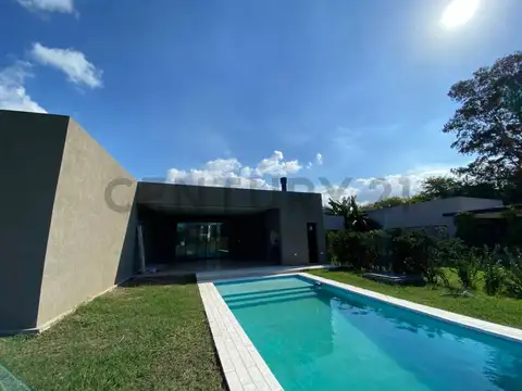 Casa en Venta con 3 cocheras