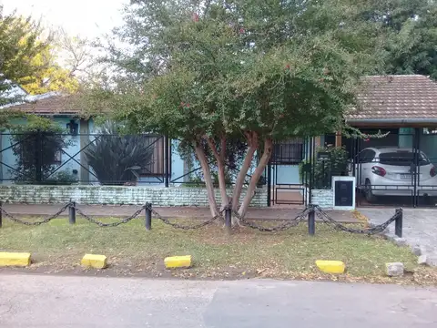 Casa de 4 amplios ambientes con cochera y jardin  ..a metros de Ruta 202  Centrico 