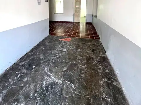 ALQUILER SÓLO PARA USO PROFESIONAL O COMERCIAL - AMPLIA CASA - A MTS DE AV PTE PERÓN.