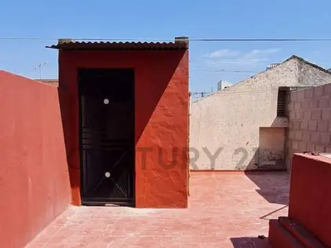 VENTA CON RENTA PH 2 AMBIENTES CON PATIO Y TERRAZA, Moron