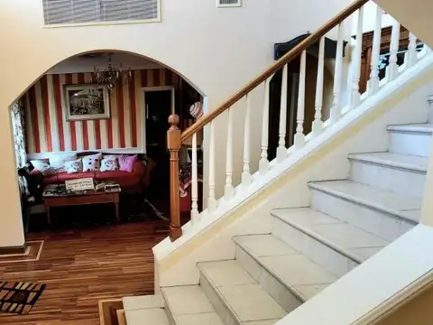 Casa 6 ambientes con 4 baños