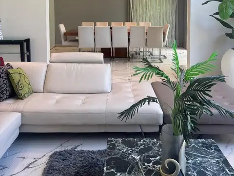 Casa en Venta con 4 cocheras