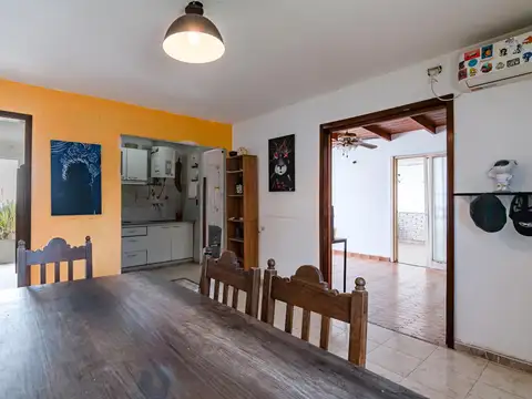 Casa en  Venta en La Plata, con departamento de 1 dormitorio