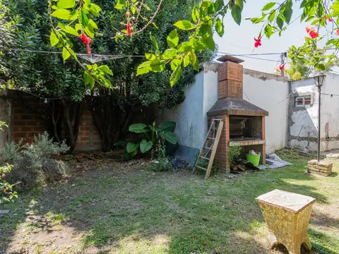 Casa en  Venta en La Plata, con departamento de 1 dormitorio
