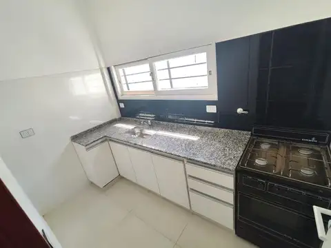 Amplia casa en esquina de 4 ambientes a 2 cuadras del mar!