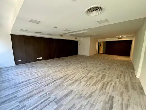 Oficina en Alquiler con 1 cochera