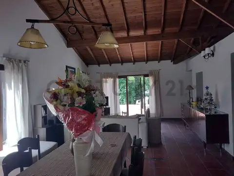 Casa 4 ambientes con 2 baños