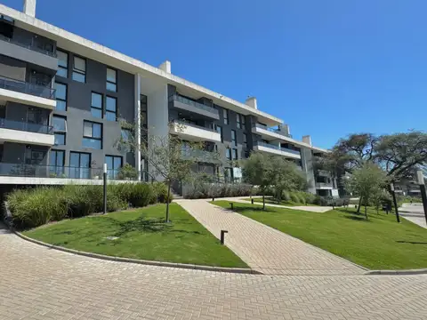 Venta exclusivo departamento tres dormitorios con cochera en complejo Greenpark valle escondido