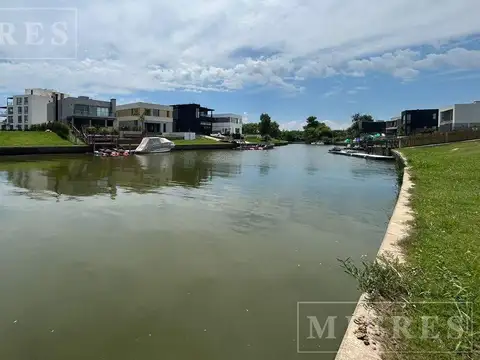 Lote con salida al Rio en El Canal, Villanueva.