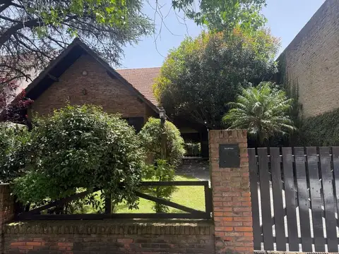 Chalet en excelente estado, con quincho y jardin