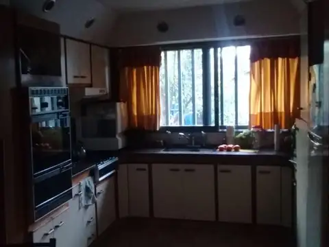 Excelente casa con fondo quincho y pileta.