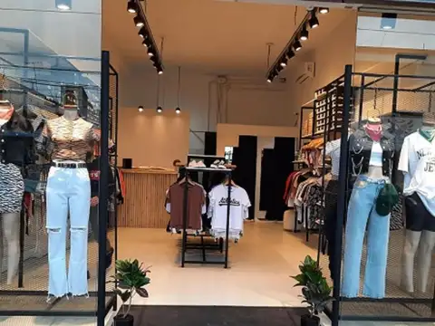 Avenida Eva Duarte de Perón e/ El Callao y Paso de Uspallata