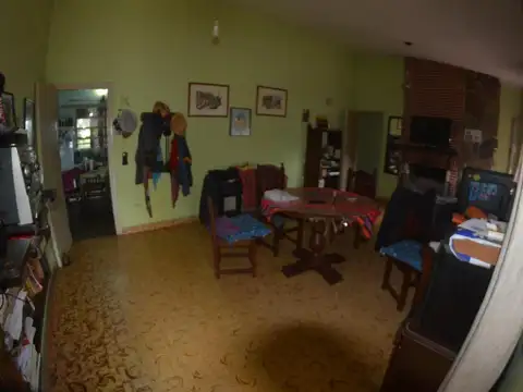 Casa 6 ambientes con 2 baños