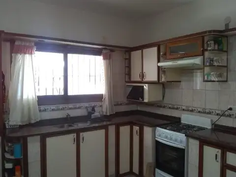 EXCELENTE CASA 4 AMB. CON GARAJE. OPORTUNIDAD  NUEVO VALOR