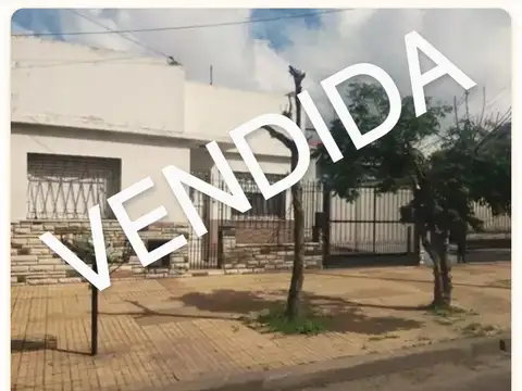 CASA AMPLIA 3 AMBIENTES CON 2 COCHERAS  OPORTUNIDAD