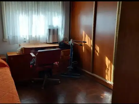 CASA AMPLIA 3 AMBIENTES CON 2 COCHERAS  OPORTUNIDAD