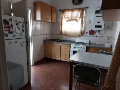 CASA AMPLIA 3 AMBIENTES CON 2 COCHERAS  OPORTUNIDAD