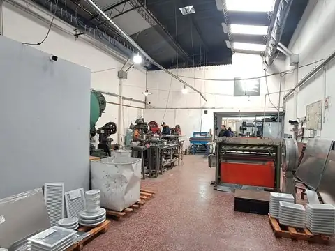 Galpon en Venta en Flores, USD 295.000