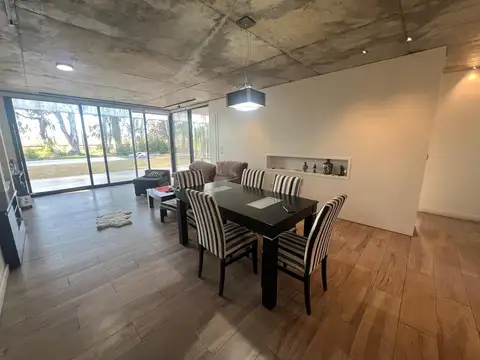 Casa en Alquiler con 2 cocheras