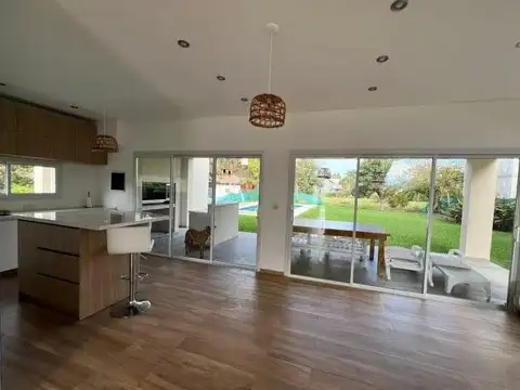 Casa 6 ambientes con 4 baños