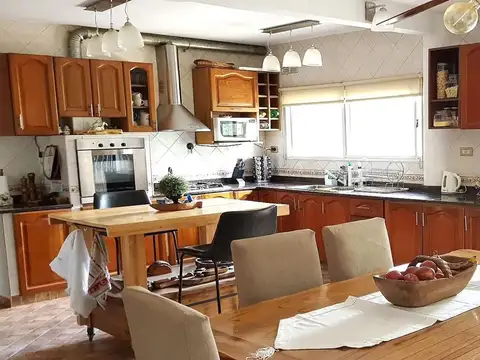 Casa 4 ambientes con 2 baños