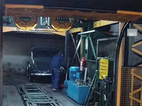 Av .Corrientes  esquina Uruguay 1400