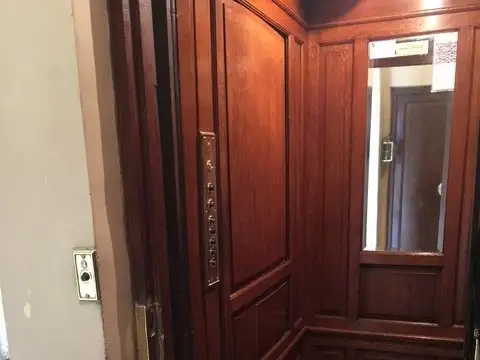 Próximo a Av.del Libertador. Vivienda/ Apto Profesional Antiguo.