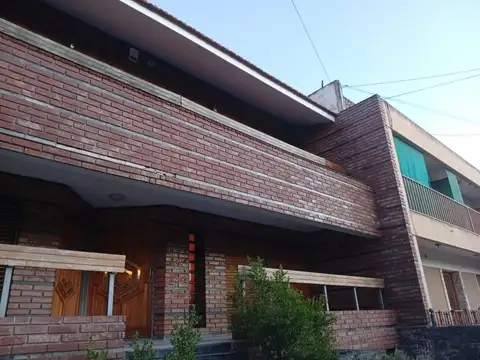 Casa 6 ambientes con 5 baños