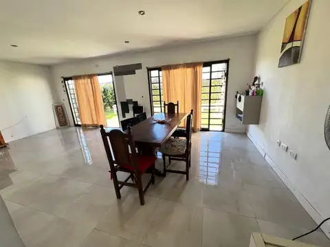 Casa en Venta con 3 cocheras