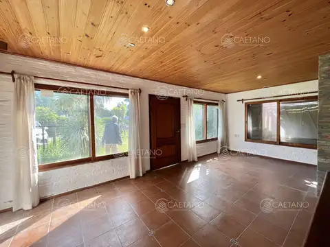 Casa 4 ambientes con 2 baños
