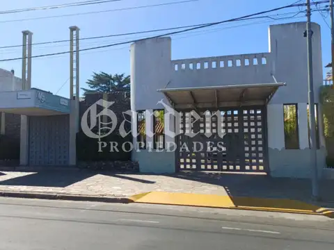 Local comercial ideal varios destinos. 600 m2 totales. Inmejorable ubicación estratégica