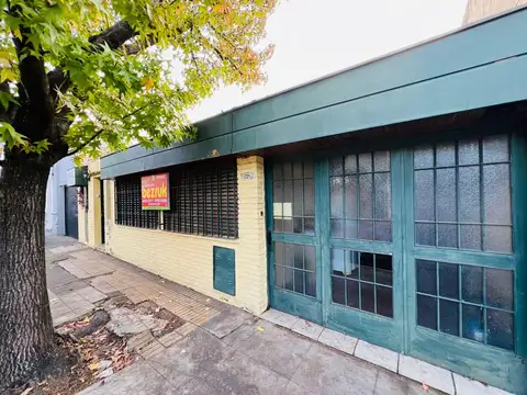 Casa de 5 ambientes con dependencia de servicio en venta, en San Fernando.